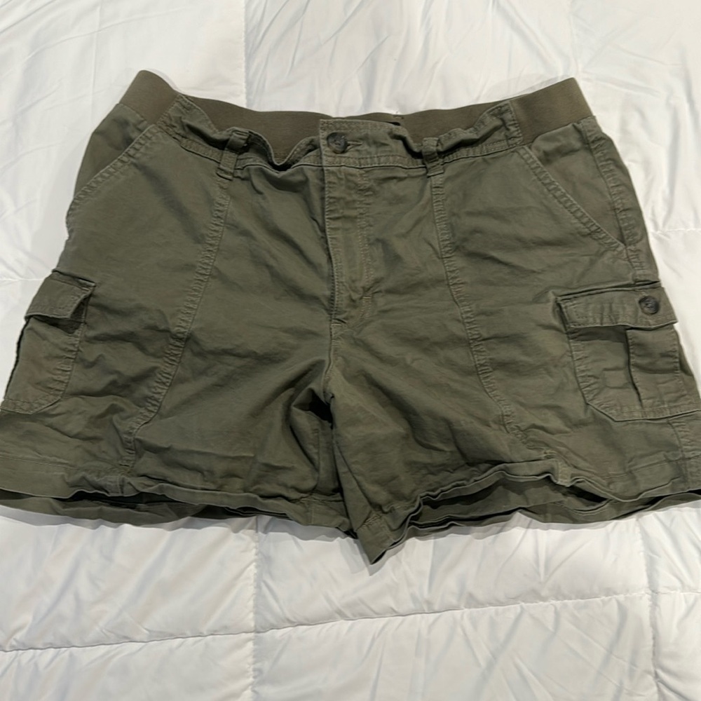 Lee Woman’s Relaxed Fit Green Cargo Shorts